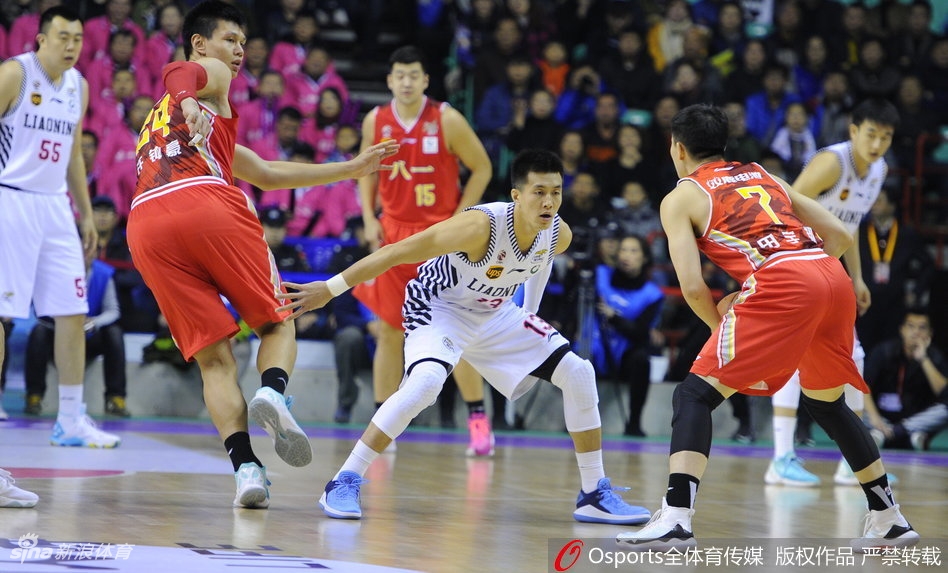 郭艾伦在人群中穿梭,用令人眼花缭乱的运球撕开八一队的整条防线,高高跃起完成高难度拉杆上篮,尽显亚洲第一控卫风采。