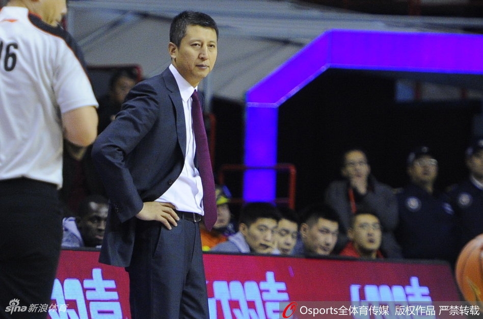 内线巨塔韩德君在八一队禁区翻江倒海,他用一次次势大力沉的双手灌篮,向所有人展示着国内顶级中锋的绝对统治力。