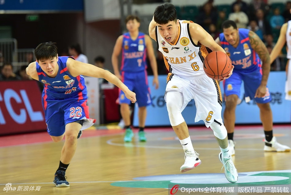 斯科拉篮下梦幻脚步，面对天津队霍尔曼的贴身防守，依旧稳健地勾手投篮。