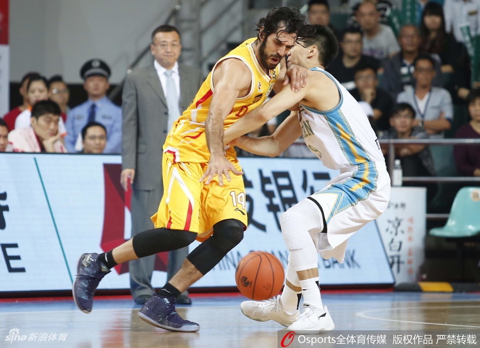 福建主帅范斌在场边焦急指挥,肢体语言丰富,试图通过呐喊唤醒场上队员低迷的士气