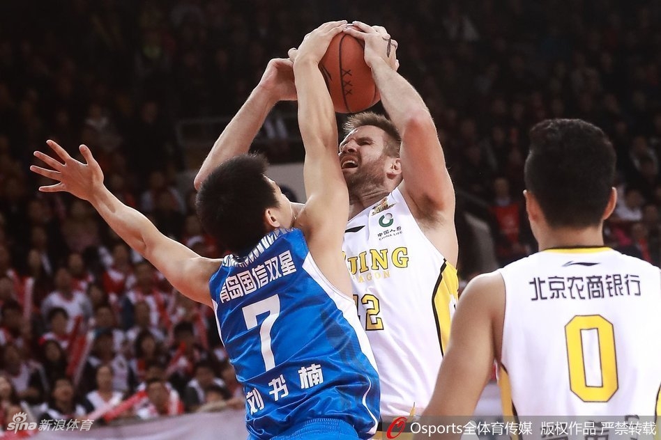 阿巴斯飞身救球，整个人平贴着地板飞出边线，用一次奋不顾身的拼抢点燃了全场观众的激情。