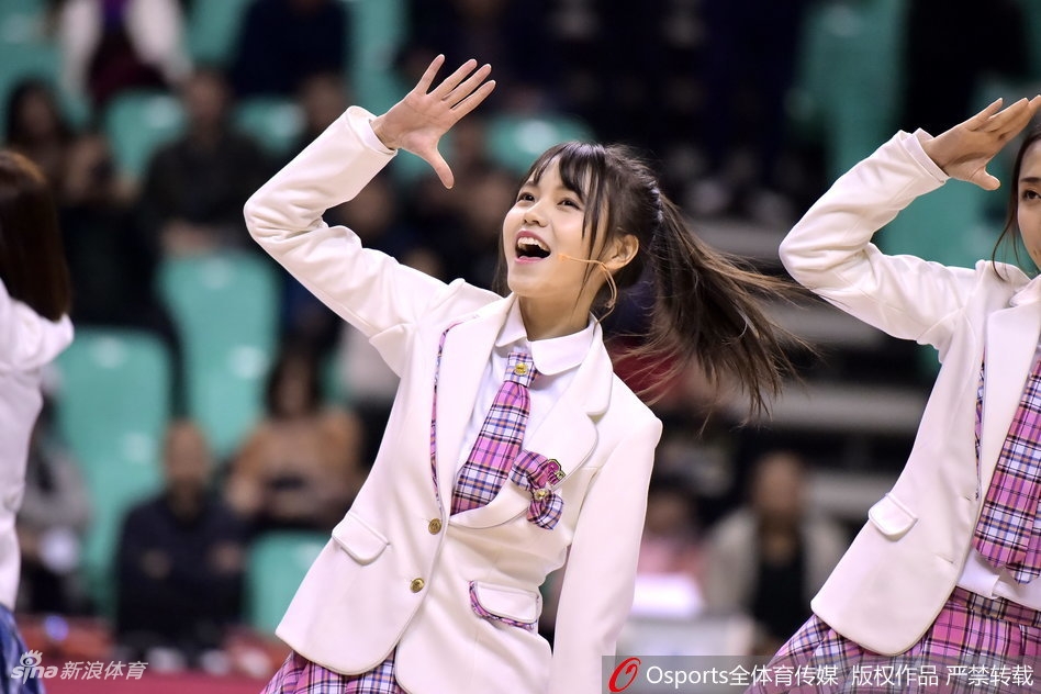 几位SHY48成员背对镜头向看台观众挥手互动,整齐的队形和充满设计感的服装背面细节,展现了女团训练有素的舞台风范。