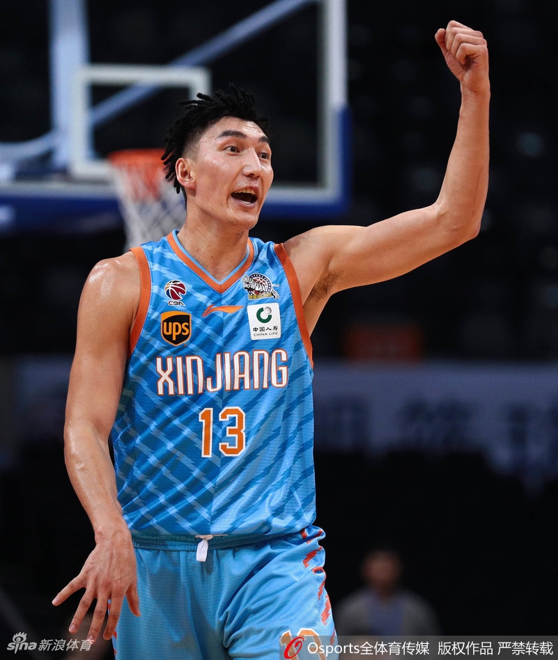 新疆大外援肖恩-朗在萨林杰面前跃起封盖，他本场贡献了5次盖帽，用实际行动证明了自己在防守端的价值，帮助球队守住了胜利。