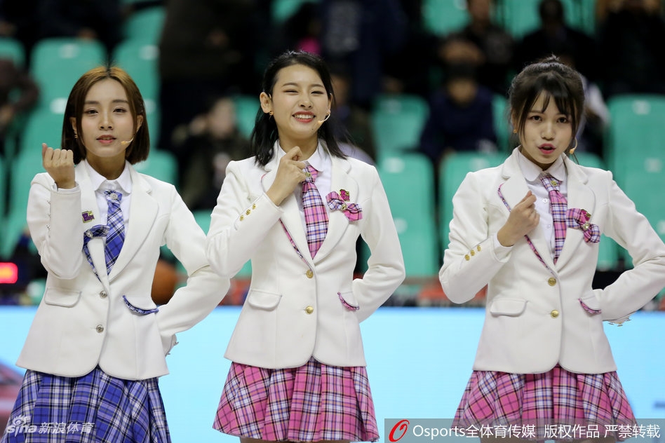 演出结束后的SHY48成员们向观众鞠躬致意,脸上洋溢着演出成功的喜悦,身后的篮球场地板上映出她们青春的身影。