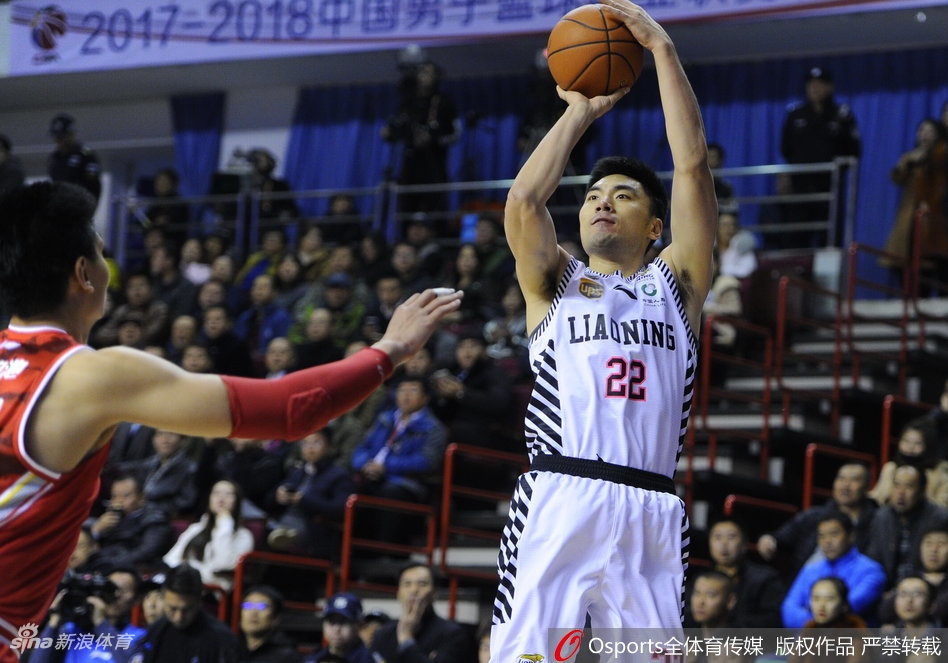 辽篮将士在主场球迷震耳欲聋的助威声中全线出击,郭艾伦犹如一把尖刀刺穿八一防线,瞬间点燃全场激情。