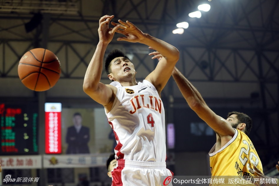 韦弗面对防守强行干拔三分，篮球划出完美弧线直钻网心