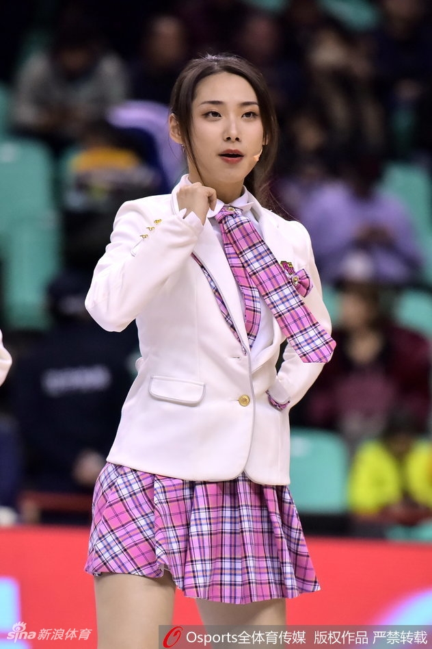 SHY48成员在辽宁体育馆中央列队摆出活力造型,蓝白相间的校服装扮如同校园漫画中走出的少女,面对镜头露出甜美笑容。