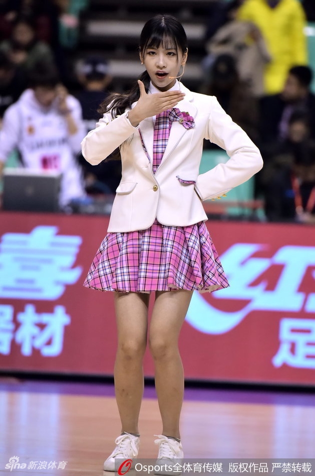 镜头拉近捕捉到一位SHY48成员的甜美特写,她扎着清爽的马尾辫,正在表演中专注地看向前方,青春的朝气扑面而来。