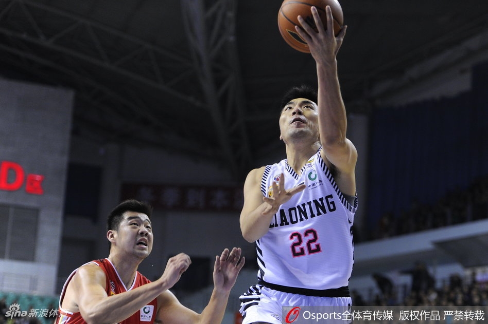 巴斯在防守端完成抢断后一条龙奔袭至前场,高高跃起完成单手劈扣,这记雷霆万钧的暴扣让整个球馆瞬间陷入沸腾。