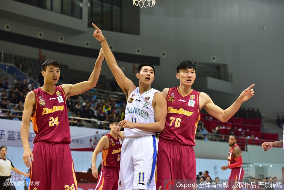 马尚布鲁克斯闲庭信步般运球过半场，眼神犀利寻找着撕破防线的绝佳时机