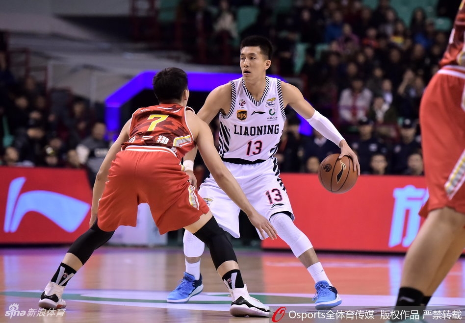 哈德森在三分线外觅得良机,面对八一队员的飞身封堵,他眼神坚毅,手起刀落,皮划划过一道美妙弧线直钻网心。