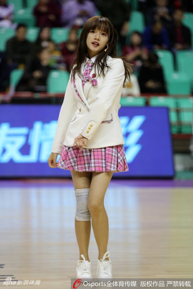 全景镜头下的SHY48正在场地中央进行动感舞蹈,队形变换整齐划一,蓝白色系的服装在体育馆的灯光下显得格外清新亮眼。