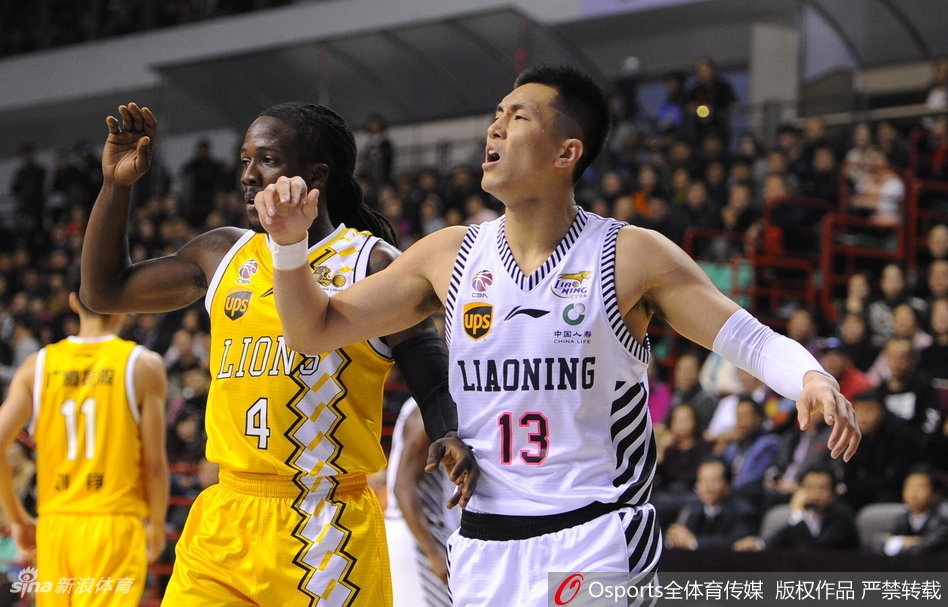 林志颖开场便手感发烫,三分线外张手命中,瞬间点燃广厦替补席激情