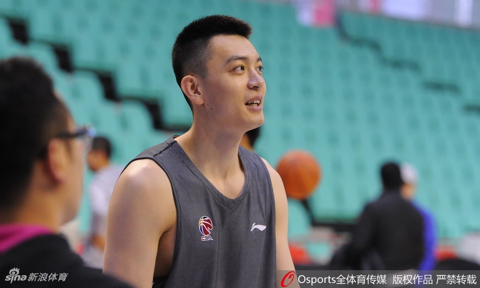 赛前热身抓拍,郭艾伦将篮球夹在腋下,双手比出奇特手势,眼神里满是孩子般的顽皮与天真。