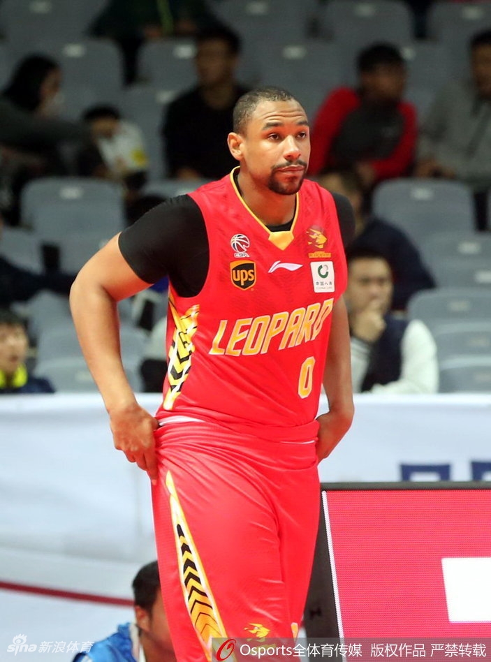 八一队核心许钟豪在拼抢中痛苦倒地，紧捂大腿，队医紧急上场查看伤势，这一刻让全场球迷心碎。