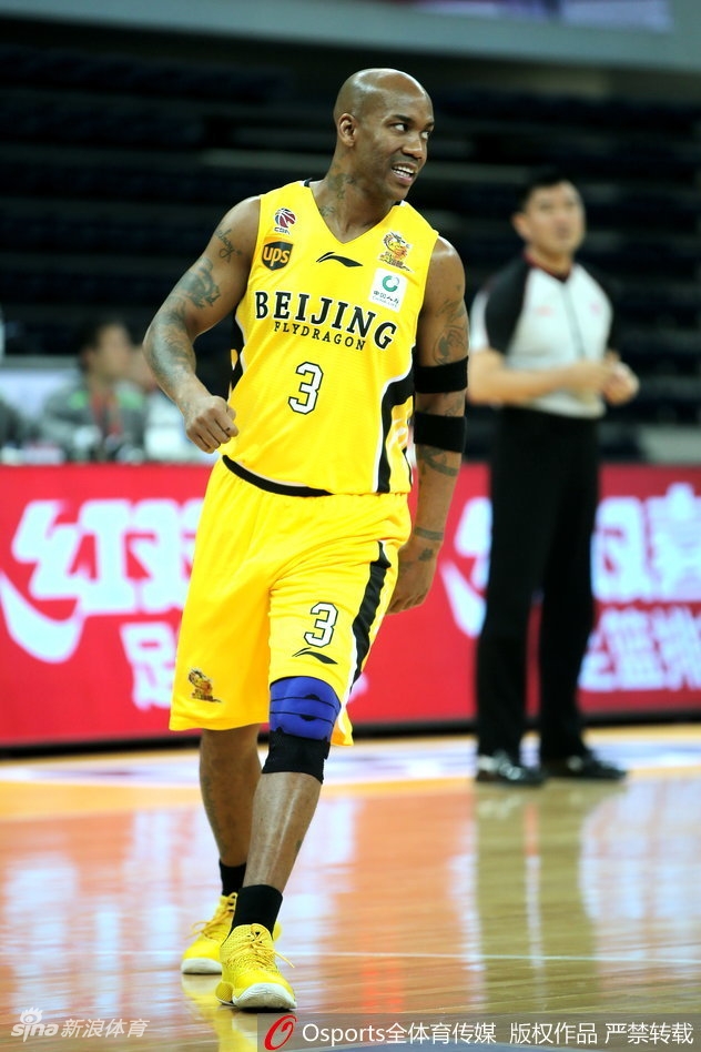 北控外援阿巴斯在天津队内线群中高高跃起,犹如沙漠中的猎鹰精准捕捉篮板,他的眼神里满是对胜利的渴望。