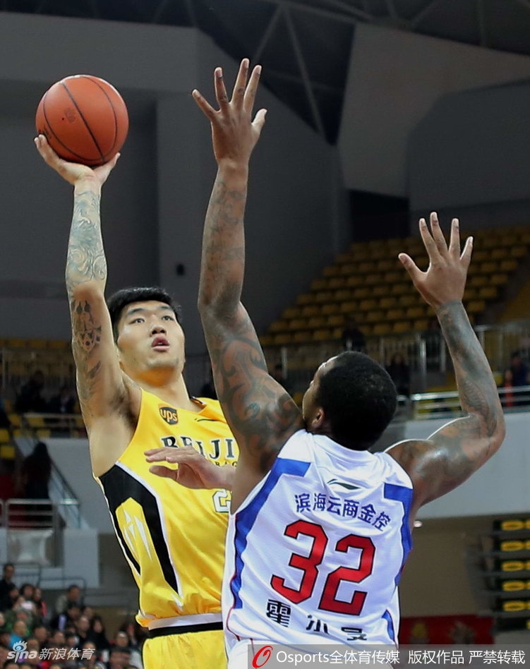 北控队杨敬敏手感滚烫,三分线外手起刀落,篮球空心入网的声音如同清脆的乐章,他全场21分的表现一度让北控看到连胜的希望。