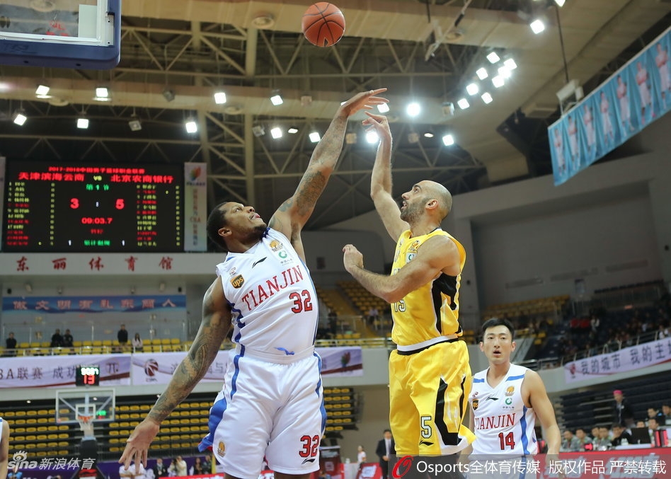 四十岁的马布里突破重围,用他标志性的犀利变向甩开年轻的防守者,虽然岁月在他腿上留下痕迹,但这一刻他的眼神依旧锐利如刀。