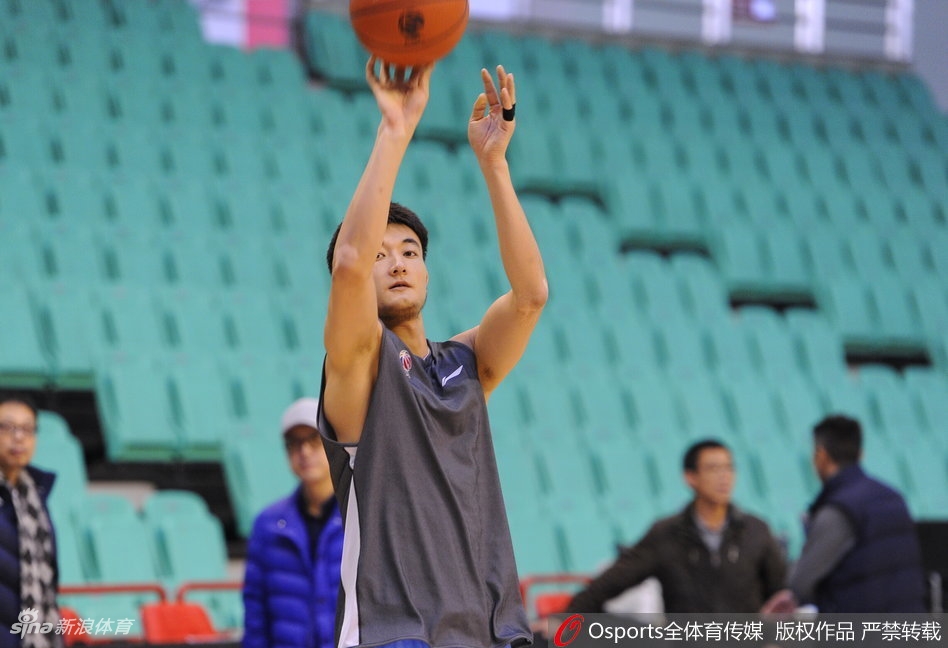 热身结束,郭艾伦在球员通道入口回头一瞥,嘴角上扬,眼神中既有放松也有对比赛的期待。