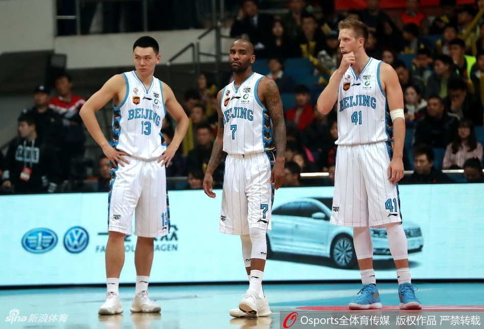 北京队教练在场边大声指挥，战术板上的线条似乎预示着比赛的走势