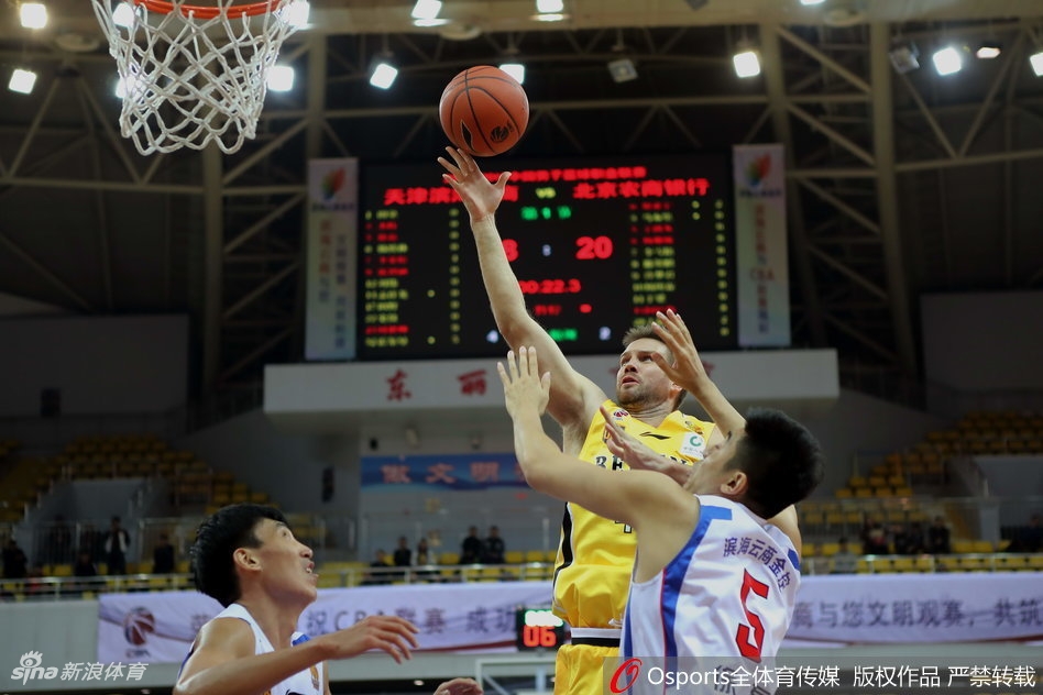 天津队外援霍尔曼如同泰山压顶般在禁区完成双手暴扣,篮筐在他的重锤下颤抖,这一球彰显了他在内线绝对的统治力。