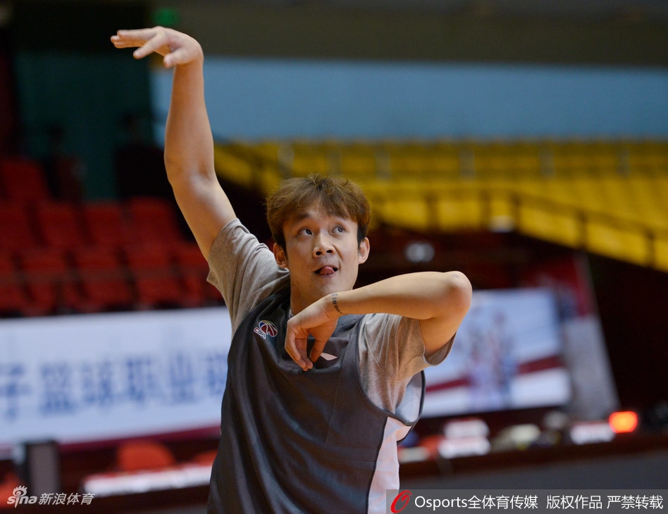 热身结束，丁彦雨航在篮下进行最后的放松拉伸，眼神坚定，仿佛已对比赛成竹在胸