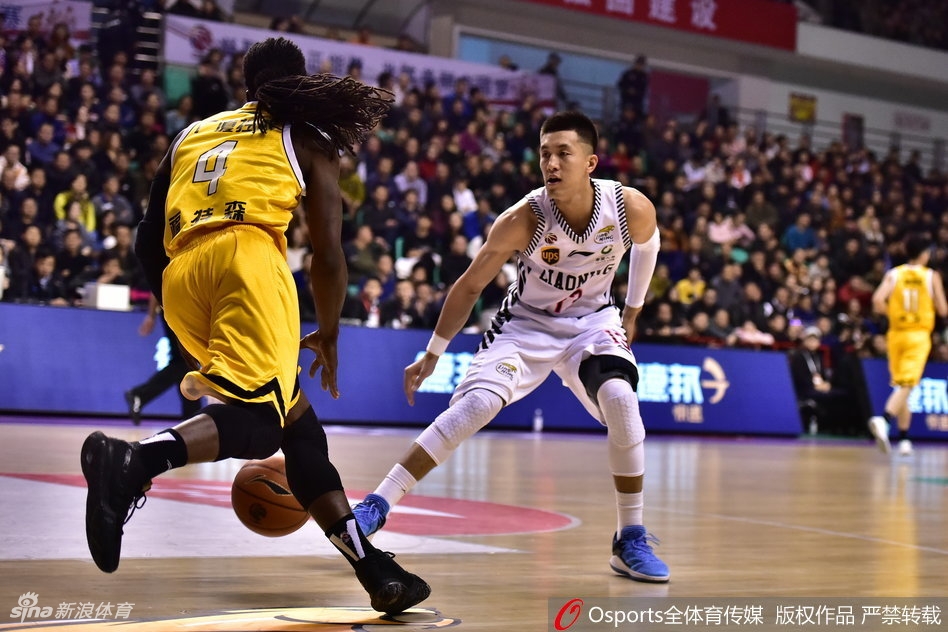 胡金秋在内线高高跃起,面对韩德君的防守依然稳稳将球送入篮筐