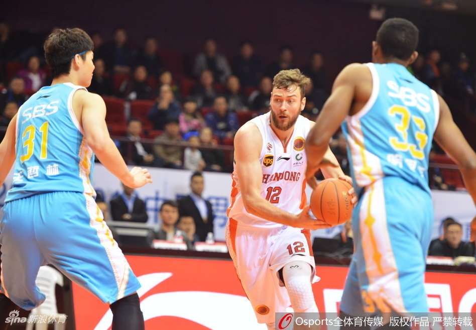 莫泰尤纳斯与丁彦雨航击掌相庆，立陶宛人眼中满是钦佩，紧紧握住这位中国队友的手，他们并肩作战撑起了单外援山东队的脊梁。