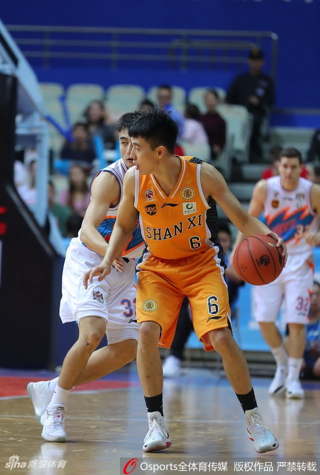 阿根廷钻石斯科拉篮下强攻，他拼尽全力砍下32+17的豪华两双，却只能无奈吞下失利苦果。