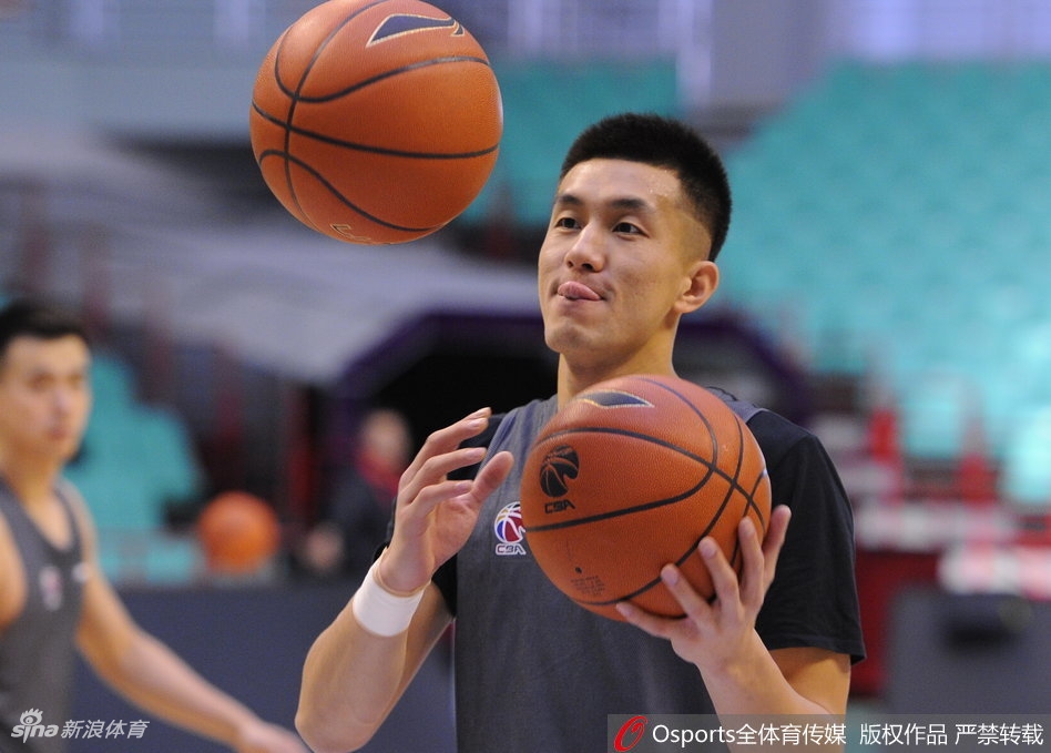 郭艾伦在热身队伍中做出夸张的防守姿势,表情专注中带着一丝笑意,仿佛在提前演练赛场上的斗志。