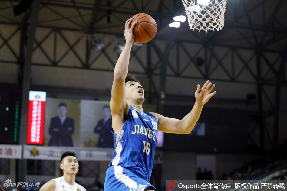 江苏内线悍将李原宇在吉林长人阵中高高跃起，力压群雄摘下前场篮板，硬汉气质展露无遗。