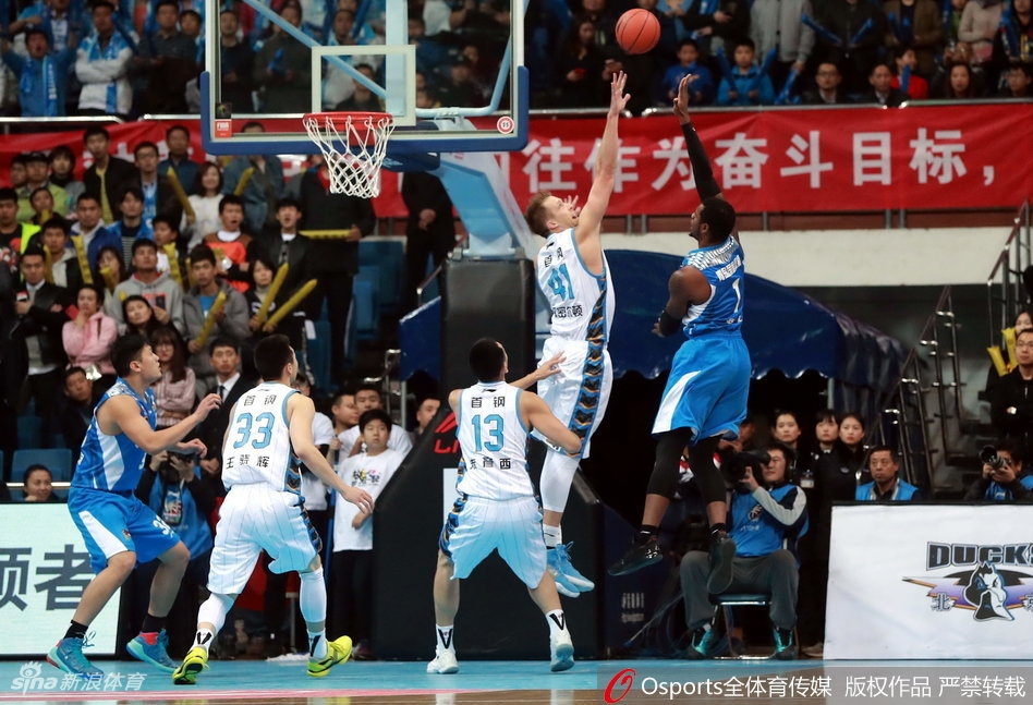 汉密尔顿面对青岛队内线防守，高高跃起单手将球放进篮筐，眼神中充满坚定