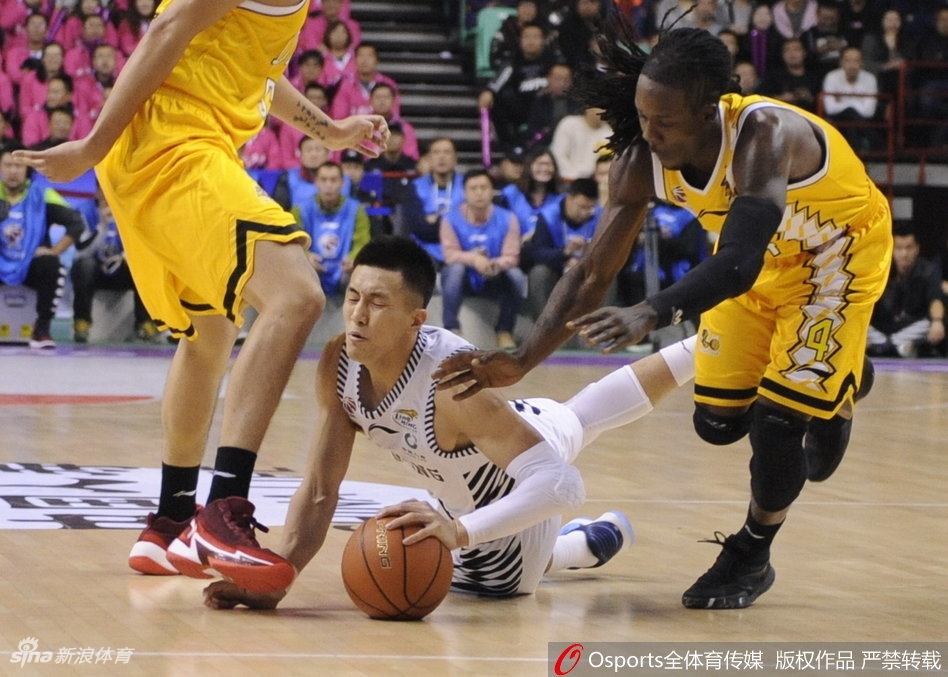 广厦小外援福特森如精灵般穿梭防线,用一记精准长传撕破辽宁队防守