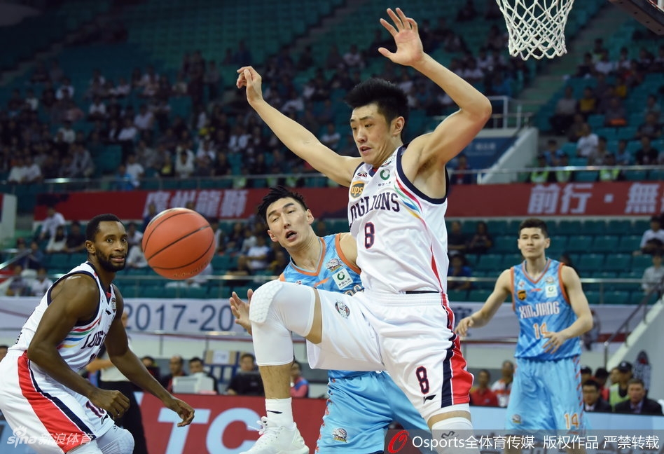 双方球员在篮下为了球权奋力拼抢，肌肉碰撞间彰显着CBA联赛的激烈对抗程度