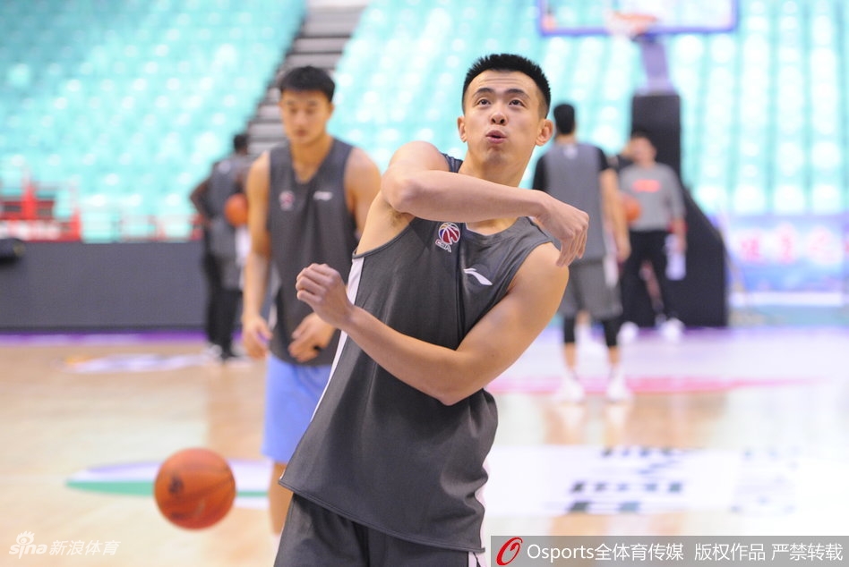 镜头捕捉到郭艾伦搞怪瞬间,他单手撑地,眼神却飘向别处,嘴里似乎还在念念有词,萌态可掬。