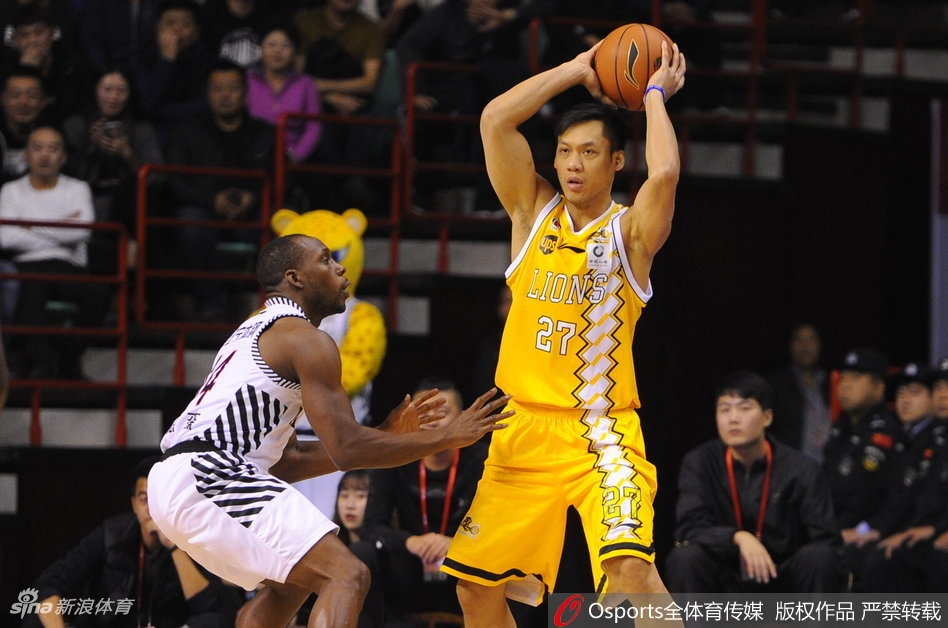 刘铮全场送出七次抢断,用防守反击一次次撕裂辽宁队心理防线