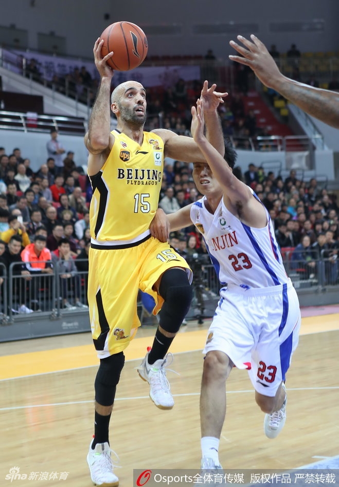 天津队本土悍将张智涵眼神坚毅,在快攻中如闪电般奔袭,他高高跃起的上篮帮助天津队在关键时刻稳住阵脚,点燃了全场球迷的热情。