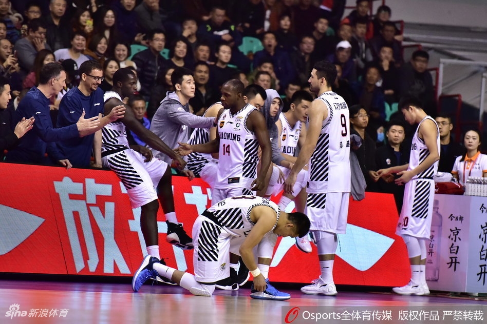 鞠鹏关键时刻跳投命中,为广厦队稳住阵脚,浇灭了辽宁队反扑势头