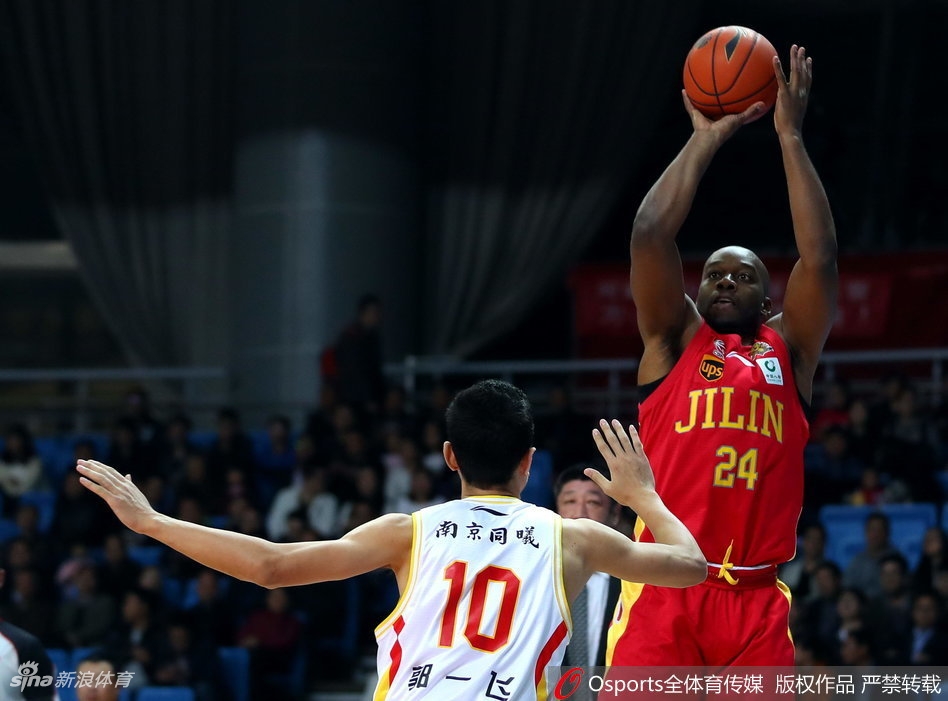 同曦外援琼斯在吉林队三人合围中强行突破,空中身体折叠后将球抛向篮筐