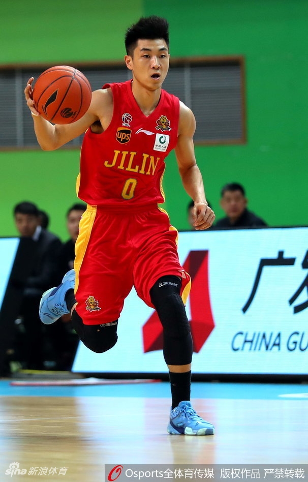 吉林队外援兰德里背身单打同曦内线,利用强壮的身体顶开防守后勾手投篮