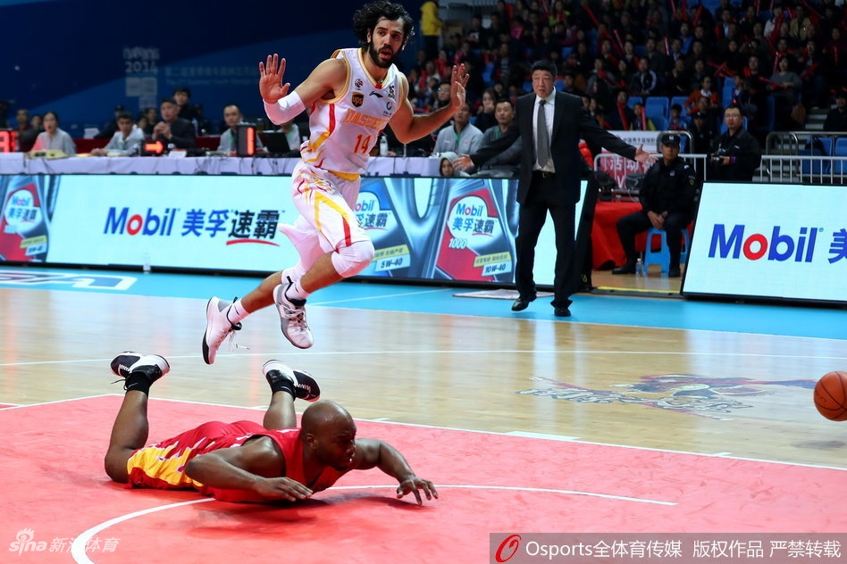 希克森在吉林队内线完成暴扣后,双手抓筐怒吼,眼神中充满霸气