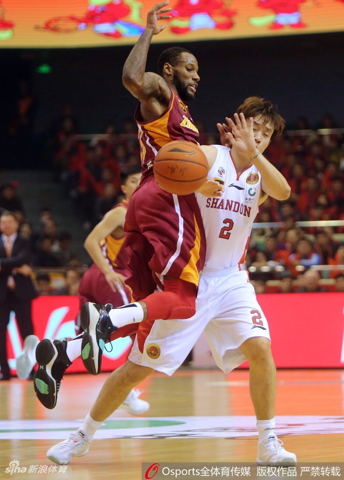 吴前绕掩护急停跳投，出手瞬间眼神专注
