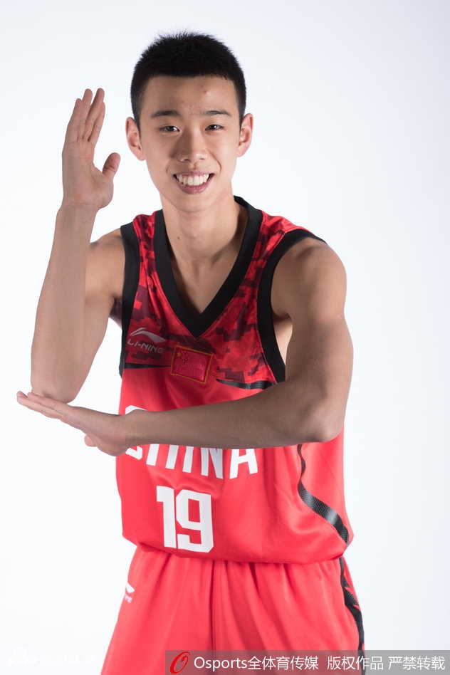 进球后的中国替补席瞬间沸腾，于楚涵和闫实兴奋地挥舞着手中的毛巾，脸上洋溢着发自内心的喜悦，为场上队友的精彩表现忘情欢呼。