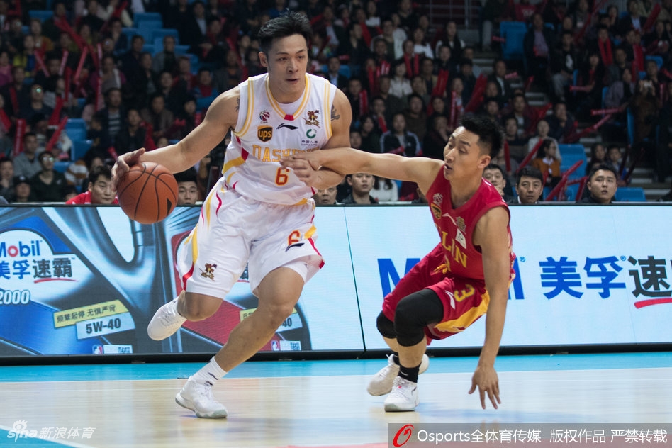 同曦球员在主场大逆转后激情庆祝,琼斯被队友簇拥在中间,全场球迷起立欢呼