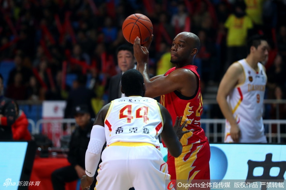 吉林队韦弗面对防守急停跳投,皮球在空中划过一道弧线,眼神紧盯篮筐