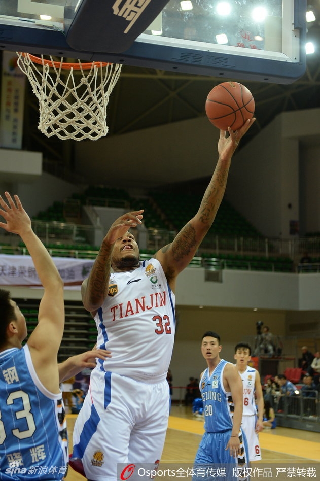 北京队长翟晓川快攻中上演单手劈扣，霸气十足，这记重扣也彻底击碎了天津队反扑的希望。