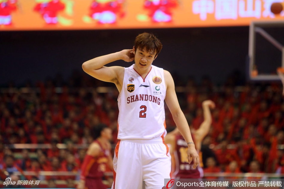 睢冉受伤痛苦倒地，队友们关切地围拢过来