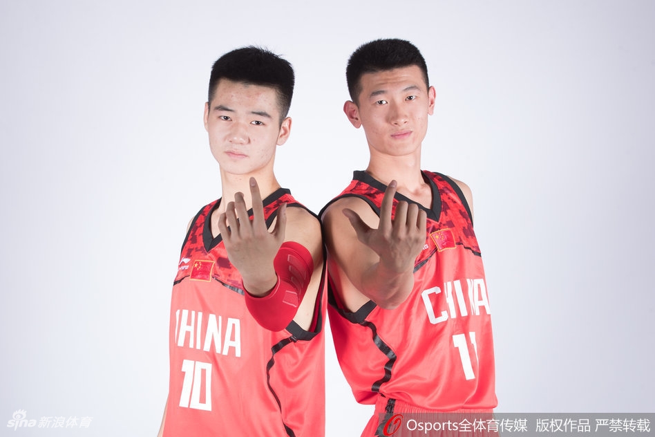 焦泊乔在禁区卡位要球，他身后的防守队员竭尽全力顶防，但焦泊乔依然张开手臂稳稳接住传球，准备利用身体优势强打内线。