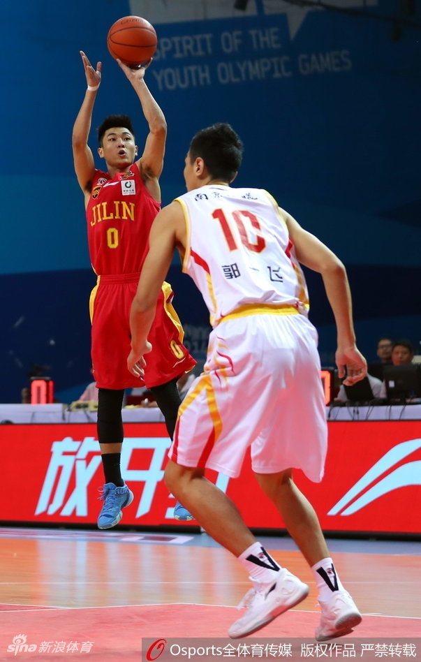 同曦队进攻瞬间,巴赫拉米卡住防守球员位置,高高跃起准备摘下关键篮板球