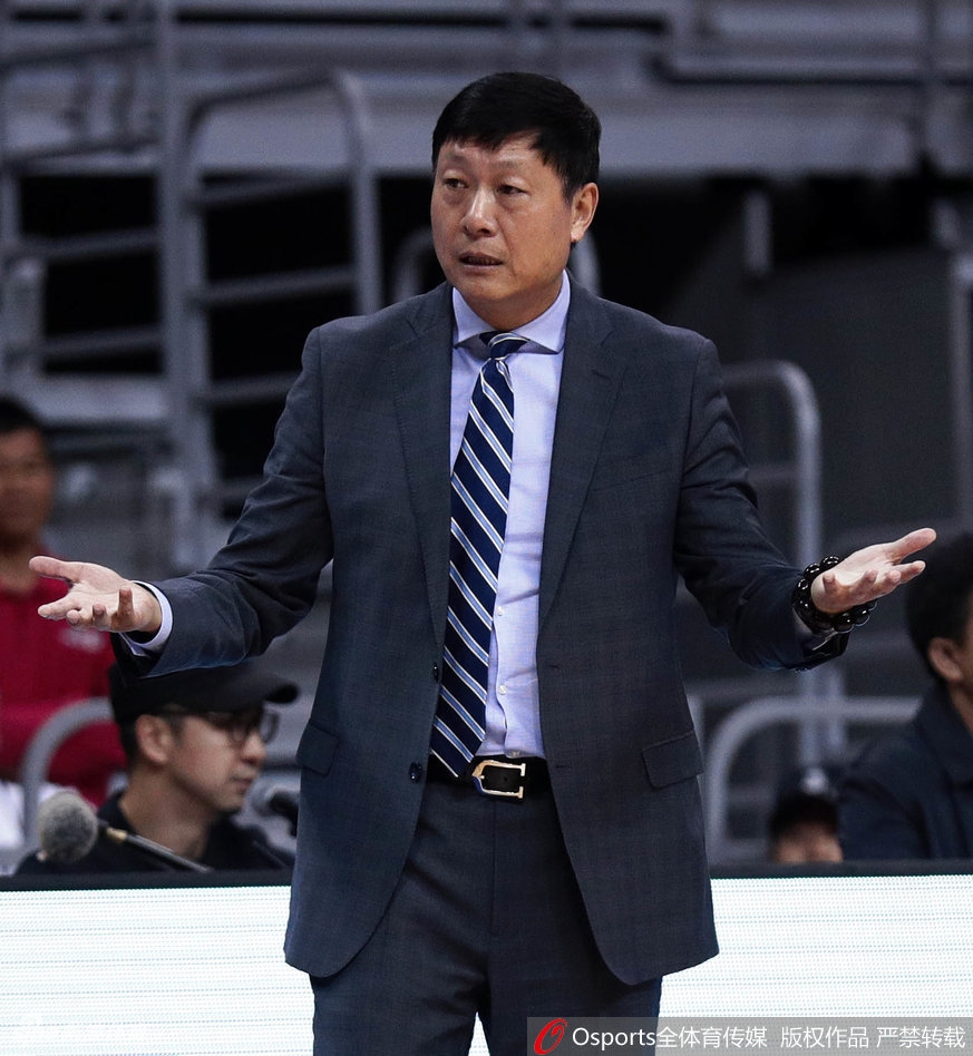 赵睿在终场哨响的瞬间奋力跳起,将亚当斯的绝杀投篮扇飞,完成致命封盖的他落地后怒吼庆祝,这一刻他成为了球队的英雄。